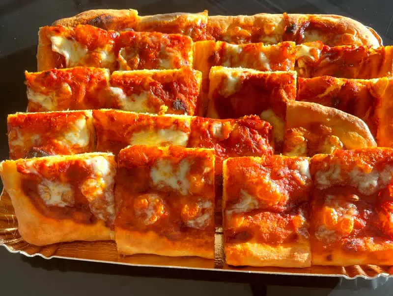 Pizza margherita a tranci