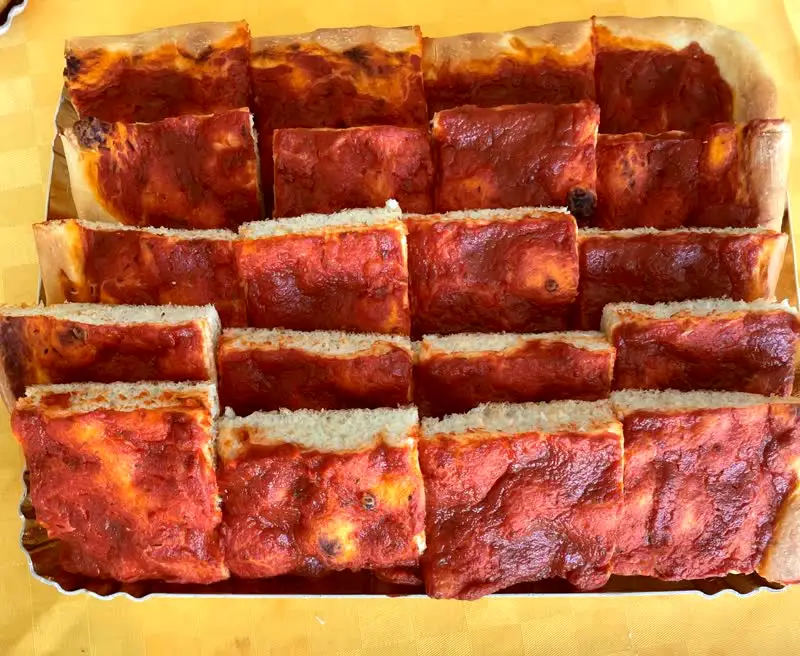 Pizza rossa a tranci