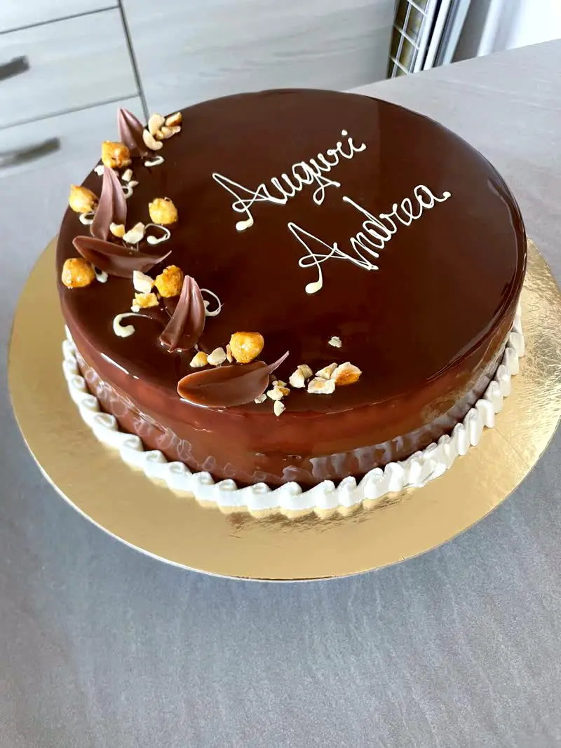 Torta di compleanno elegante per 18 anni e adulti