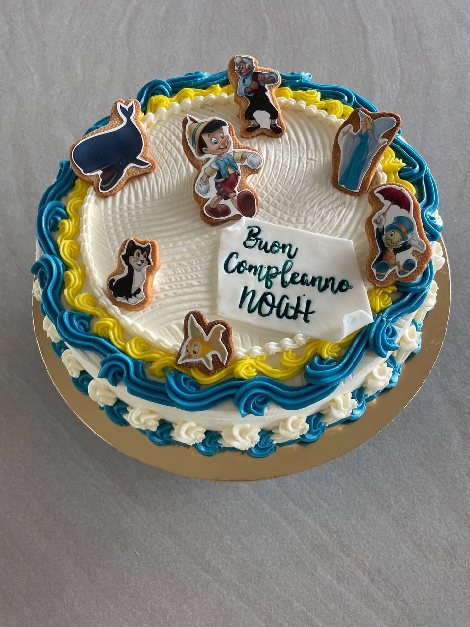 Torta Chantilly con biscotti a tema Pinocchio