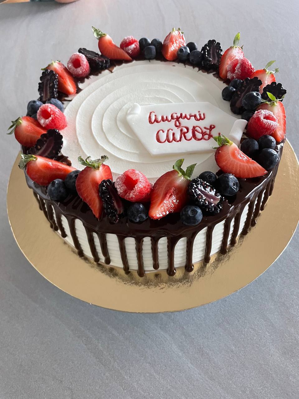 Drip cake con frutta